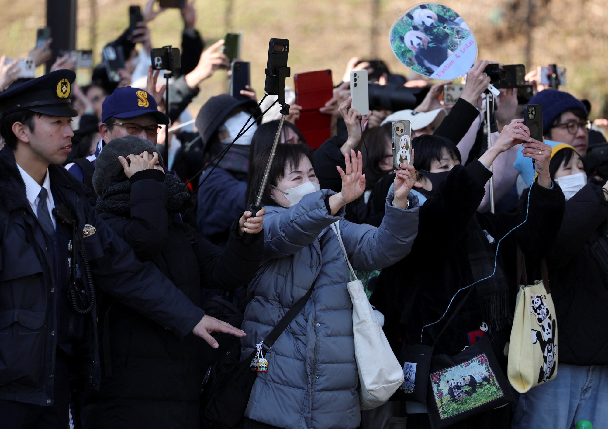 Hàng dài người dân tiễn gấu trúc Nhật Bản trở về Trung Quốc , thiệt hại kinh tế lớn - Ảnh 3.