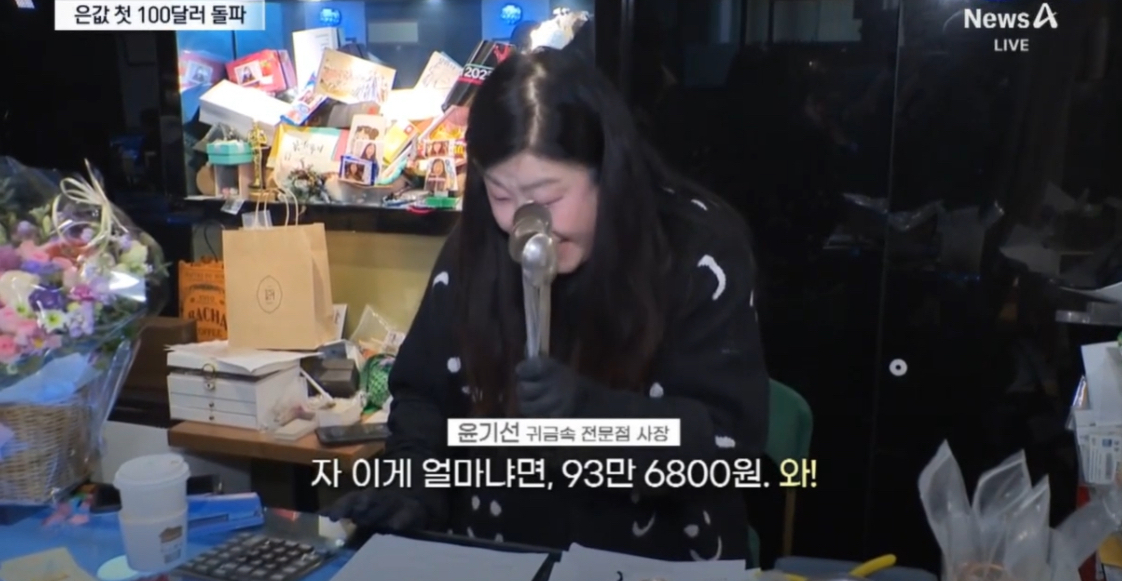 Giá bạc tăng phi mã, nhiều người nô nức đi lục thìa bạc trong bếp bán lấy tiền Giá bạc tăng phi mã, nhiều người nô nức đi lục thìa bạc trong bếp bán lấy tiền