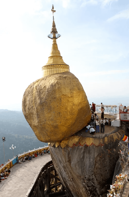 Hòn đá dát vàng khổng lồ chênh vênh trên vách núi cao 1.100m hàng nghìn năm, động đất 7,7 độ richter vẫn không rơi Hòn đá dát vàng khổng lồ chênh vênh trên vách núi cao 1.100m hàng nghìn năm, động đất 7,7 độ richter vẫn không rơi