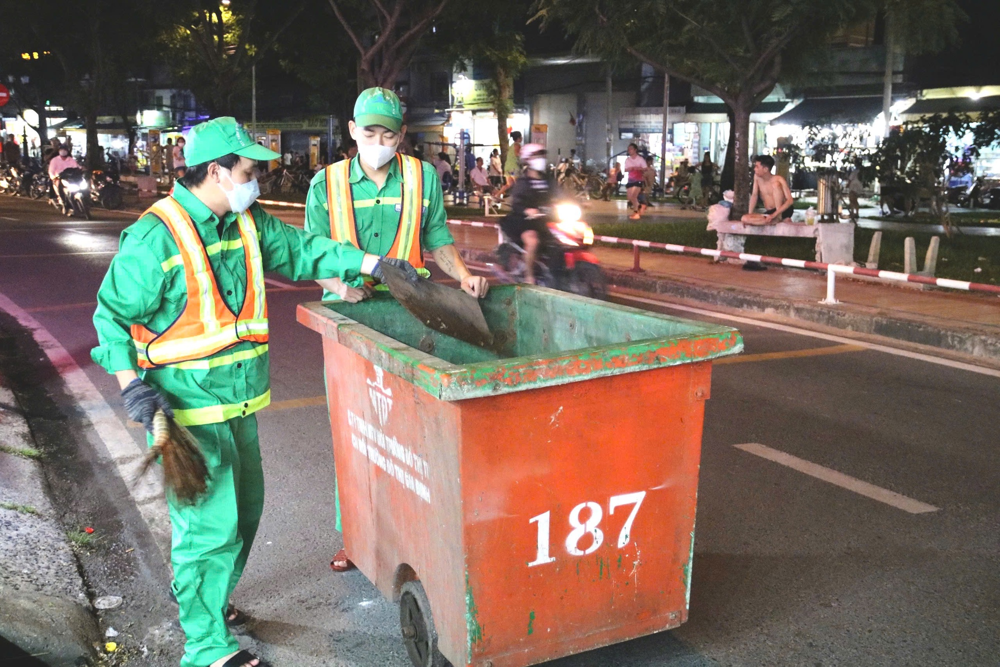 Nghỉ việc trước Tết có mất thưởng và lương tháng 13 không? - Ảnh 1. Nghỉ việc trước Tết có mất thưởng và lương tháng 13 không? - Ảnh 1.