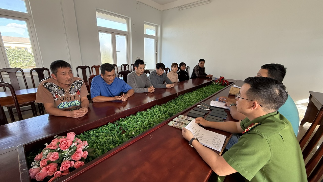 Công an đồng loạt đột kích 11 điểm trong đường dây đánh bạc quy mô lớn - Ảnh 1.