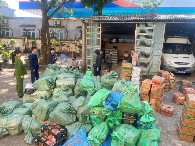 Bắt giữ gần 4 tấn thực phẩm không rõ nguồn gốc tại Móng Cái , Quảng Ninh 2026 - Ảnh 1. Bắt giữ gần 4 tấn thực phẩm không rõ nguồn gốc tại Móng Cái , Quảng Ninh 2026 - Ảnh 1.