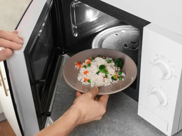 Dùng lò vi sóng hâm nóng thức ăn, tại sao đĩa bên trong cứ xoay mà không chịu đứng yên: Đố ai giải thích được Dùng lò vi sóng hâm nóng thức ăn, tại sao đĩa bên trong cứ xoay mà không chịu đứng yên: Đố ai giải thích được