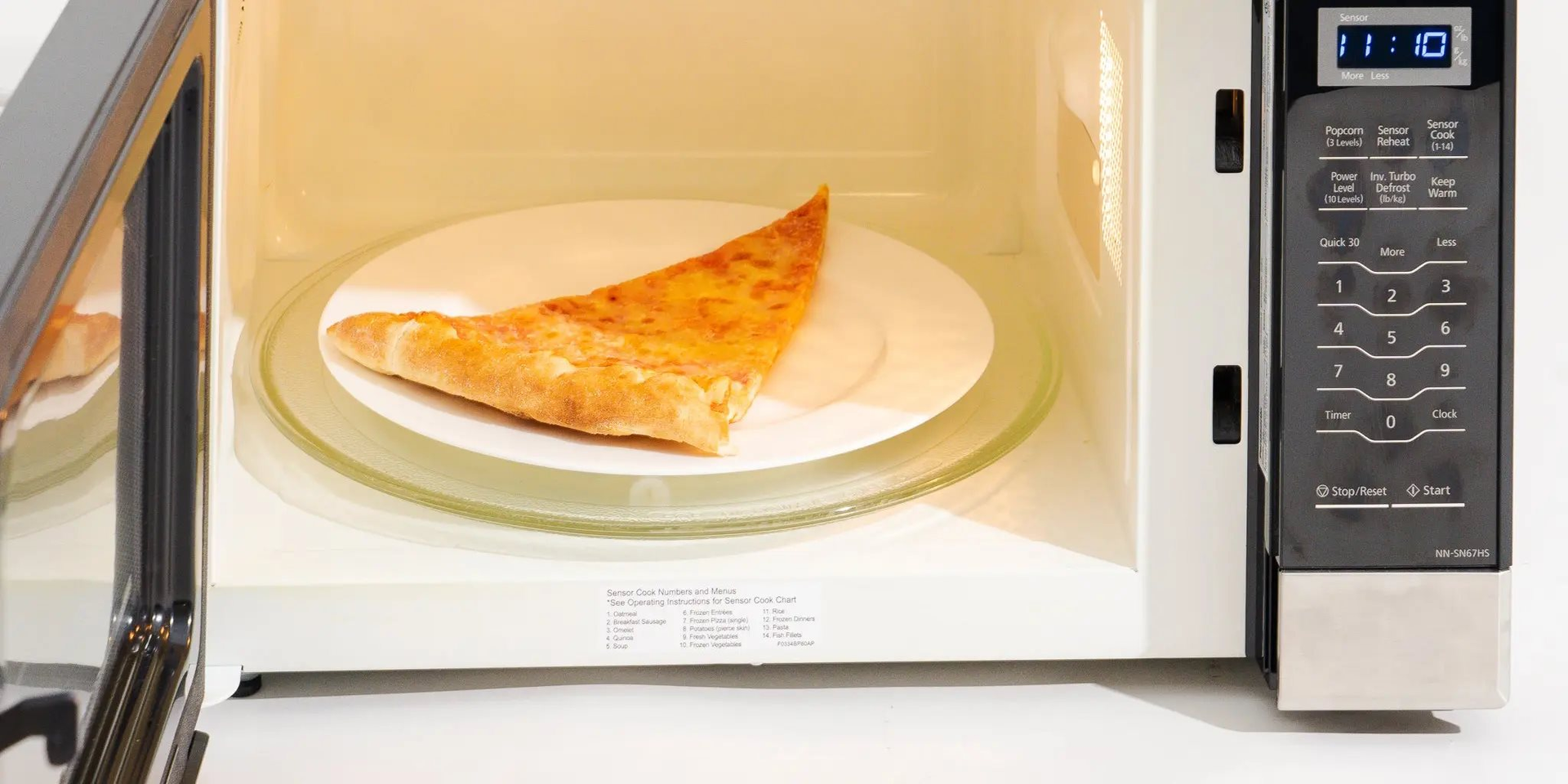 Dùng lò vi sóng hâm nóng thức ăn, tại sao đĩa bên trong cứ xoay mà không chịu đứng yên: Đố ai giải thích được Dùng lò vi sóng hâm nóng thức ăn, tại sao đĩa bên trong cứ xoay mà không chịu đứng yên: Đố ai giải thích được