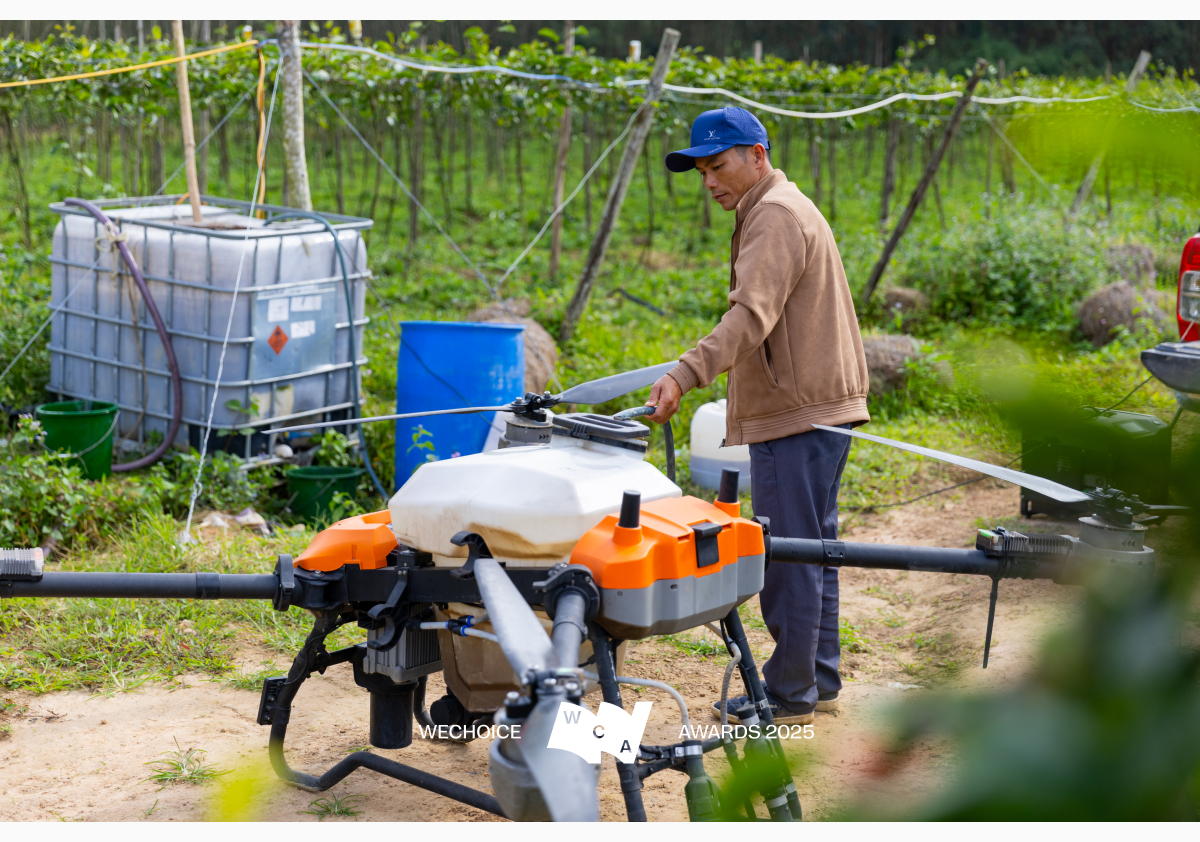 Không có phương án B: Cuộc cứu người phi thường giữa dòng lũ bằng chiếc drone phun thuốc- Ảnh 4. Không có phương án B: Cuộc cứu người phi thường giữa dòng lũ bằng chiếc drone phun thuốc- Ảnh 4.