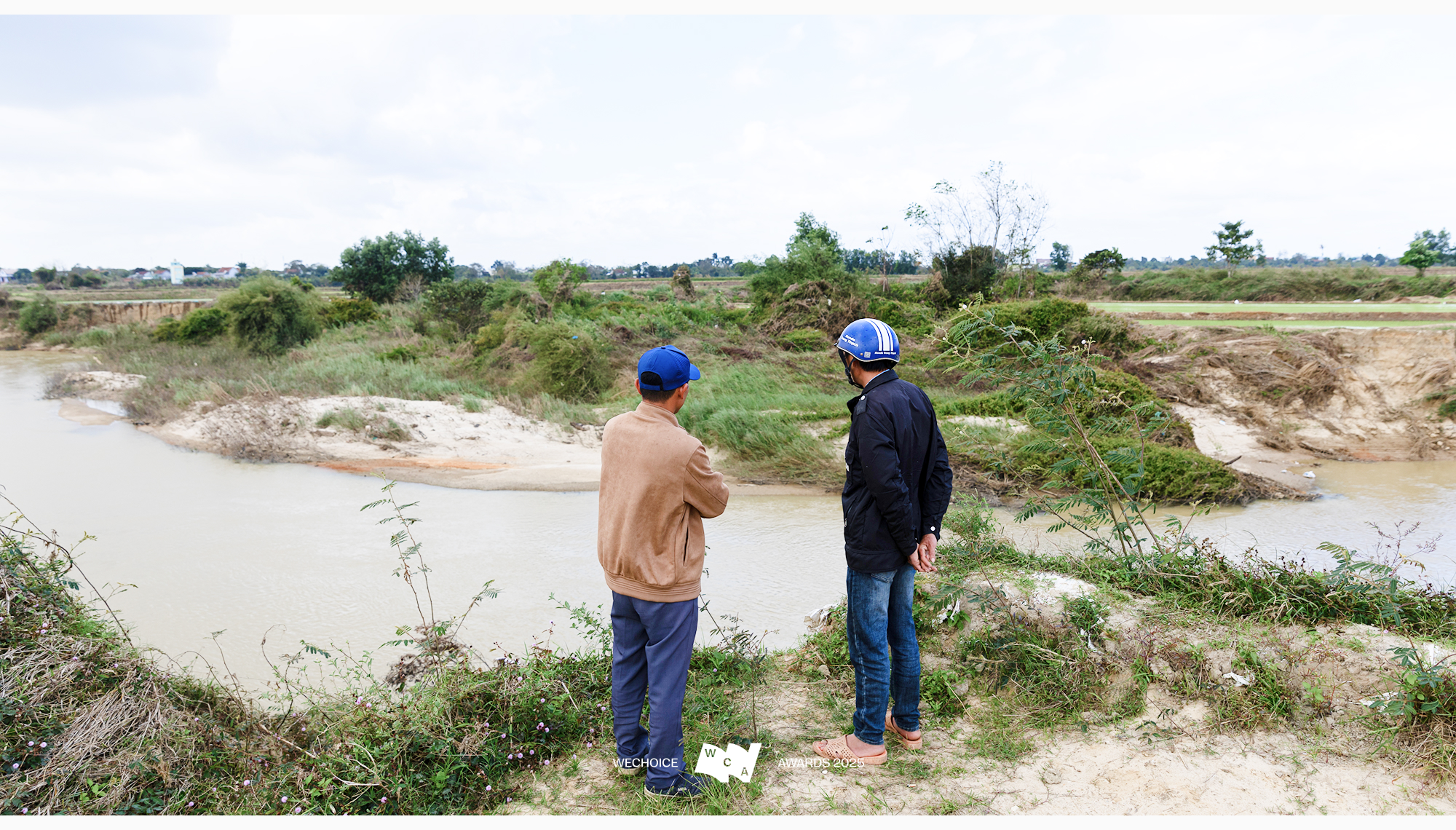 Không có phương án B: Cuộc cứu người phi thường giữa dòng lũ bằng chiếc drone phun thuốc- Ảnh 5. Không có phương án B: Cuộc cứu người phi thường giữa dòng lũ bằng chiếc drone phun thuốc- Ảnh 5.