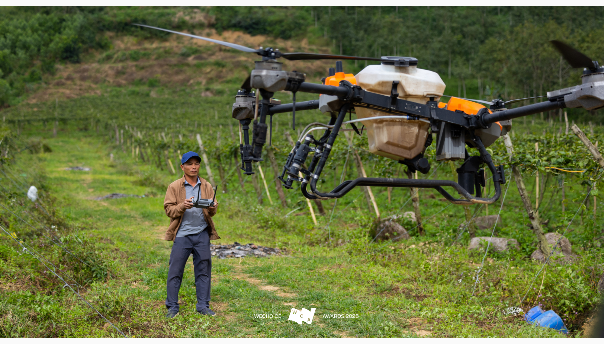 Không có phương án B: Cuộc cứu người phi thường giữa dòng lũ bằng chiếc drone phun thuốc- Ảnh 12. Không có phương án B: Cuộc cứu người phi thường giữa dòng lũ bằng chiếc drone phun thuốc- Ảnh 12.