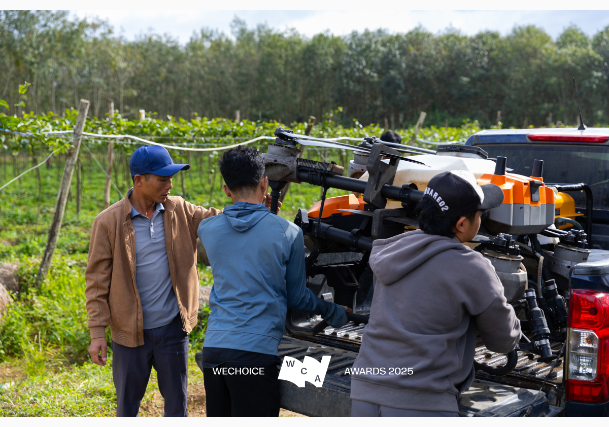 Không có phương án B: Cuộc cứu người phi thường giữa dòng lũ bằng chiếc drone phun thuốc- Ảnh 17. Không có phương án B: Cuộc cứu người phi thường giữa dòng lũ bằng chiếc drone phun thuốc- Ảnh 17.