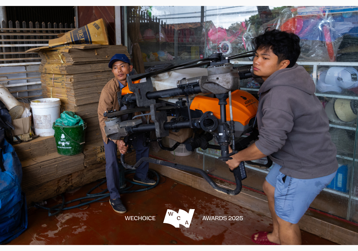 Không có phương án B: Cuộc cứu người phi thường giữa dòng lũ bằng chiếc drone phun thuốc- Ảnh 21. Không có phương án B: Cuộc cứu người phi thường giữa dòng lũ bằng chiếc drone phun thuốc- Ảnh 21.