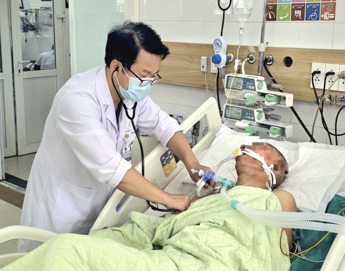 Bệnh viện Bạch Mai tiếp nhận ca ngộ độc khí CO nặng do chữa bệnh theo mạng xã hội - Ảnh 1.