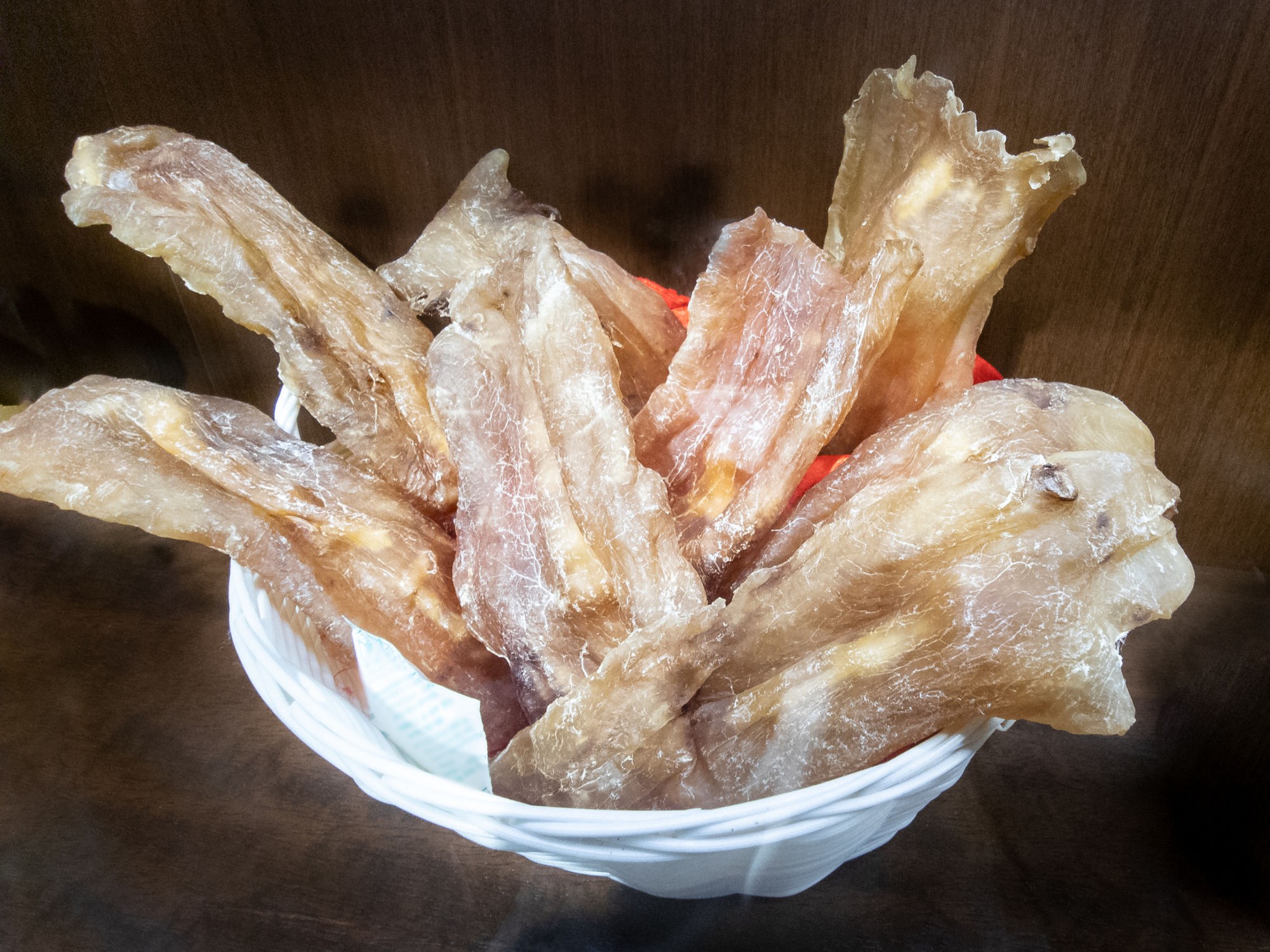 Mở thùng gạo phủ bụi, người đàn ông phát hiện vật thể khô bị lãng quên 50 năm, giá trị ngang căn biệt thự