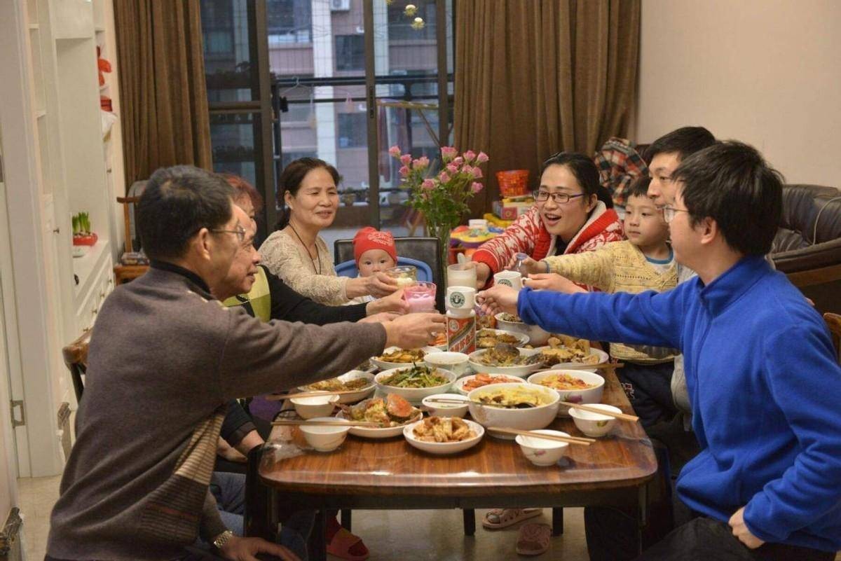 Những câu hỏi kém duyên trong tâm lý ngày Tết khiến không khí đoàn viên nguội lạnh - Ảnh 2.