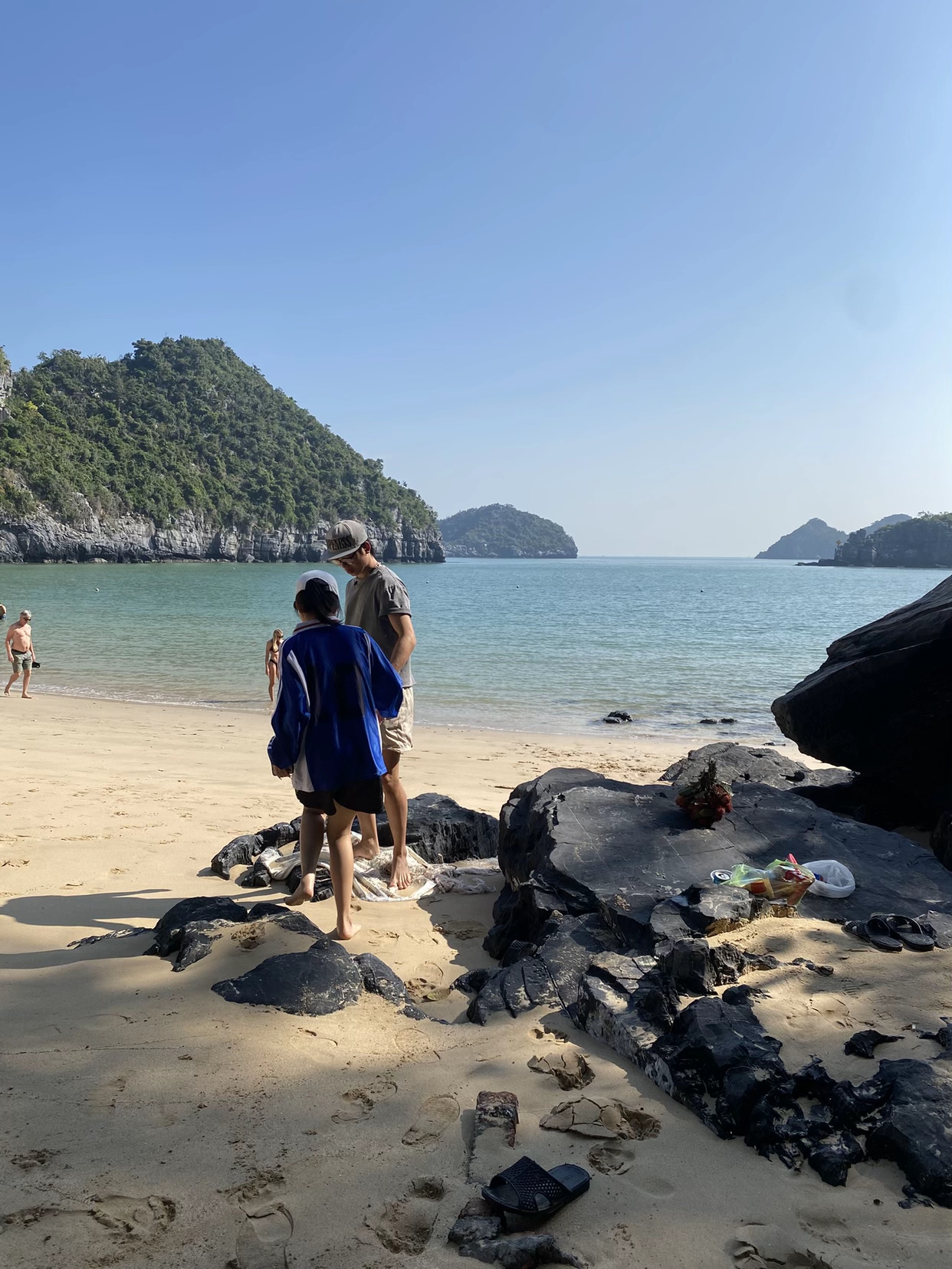 Bãi biển Cát Bà mùa đông: Trải nghiệm yên bình như trời Âu năm 2026 - Ảnh 6.