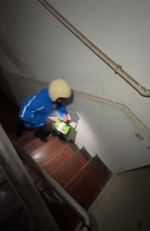 Bác sĩ bệnh viện tuyến đầu ban ngày khám bệnh, ban đêm làm shipper giao đồ ăn- Ảnh 2.