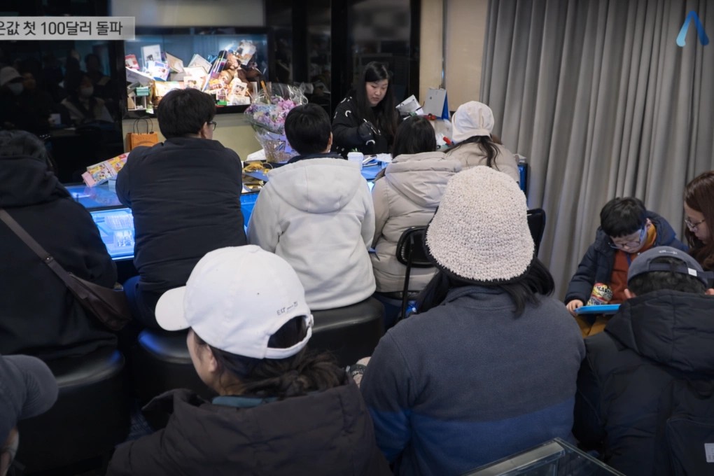 Cảnh tượng hiếm thấy tại Hàn Quốc: Người dân kiếm lợi nhuận từ bạc kỷ lục - Ảnh 1.