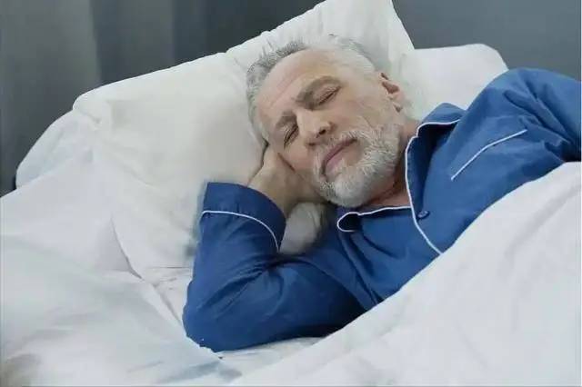 Ngủ lúc 10 giờ tối chưa chắc đã tốt: Bác sĩ cảnh báo 1 sai lầm phổ biến khiến người trên 65 tuổi càng ngủ càng mệt- Ảnh 3.