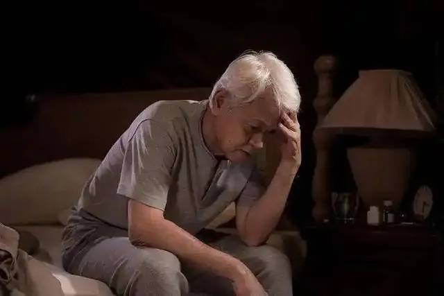 Ngủ lúc 10 giờ tối chưa chắc đã tốt: Bác sĩ cảnh báo 1 sai lầm phổ biến khiến người trên 65 tuổi càng ngủ càng mệt- Ảnh 2.