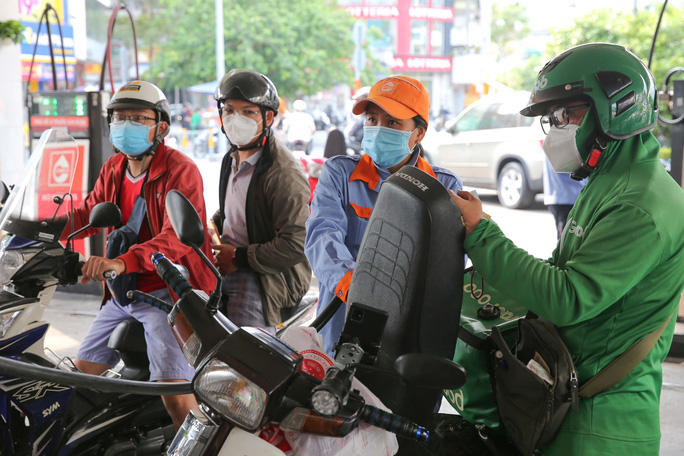 Giá xăng dầu tăng mạnh 800 đồng , tác động đến kinh tế và người tiêu dùng năm 2026 - Ảnh 1. Giá xăng dầu tăng mạnh 800 đồng , tác động đến kinh tế và người tiêu dùng năm 2026 - Ảnh 1.