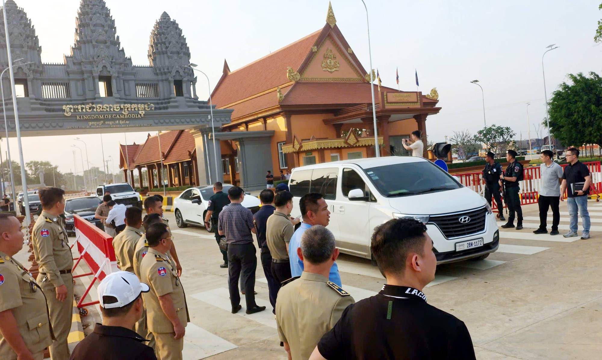 Cận cảnh khám xét, bắt giữ băng nhóm chiếm đoạt hơn 300 tỉ đồng của hàng ngàn người - Ảnh 3.