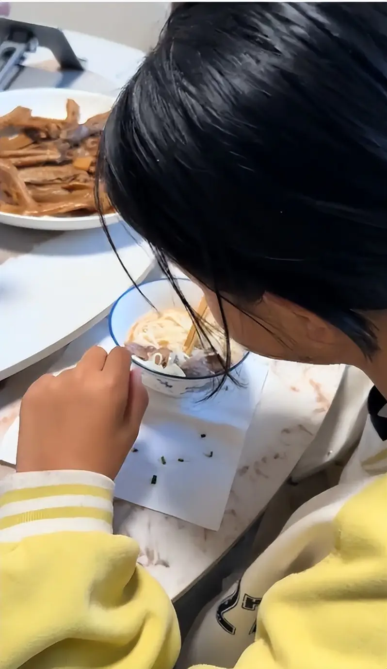 Con không chịu ăn hành lá, người mẹ có hành động gây tranh cãi- Ảnh 2. Con không chịu ăn hành lá, người mẹ có hành động gây tranh cãi- Ảnh 2.