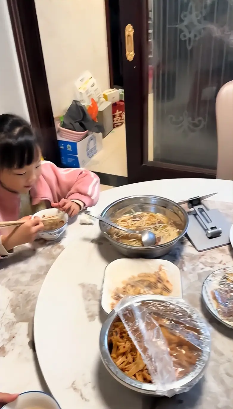 Con không chịu ăn hành lá, người mẹ có hành động gây tranh cãi- Ảnh 1. Con không chịu ăn hành lá, người mẹ có hành động gây tranh cãi- Ảnh 1.