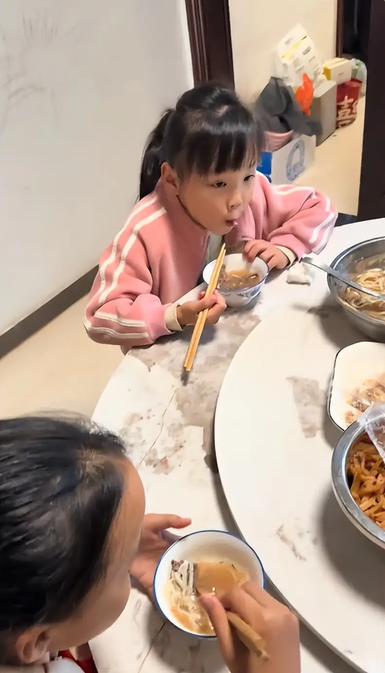 Con không chịu ăn hành lá, người mẹ có hành động gây tranh cãi- Ảnh 3. Con không chịu ăn hành lá, người mẹ có hành động gây tranh cãi- Ảnh 3.