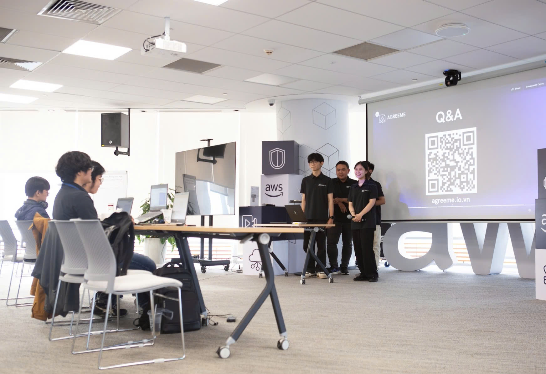 Cử nhân, thạc sĩ vẫn thất nghiệp - Ảnh 1. Cử nhân, thạc sĩ vẫn thất nghiệp - Ảnh 1.