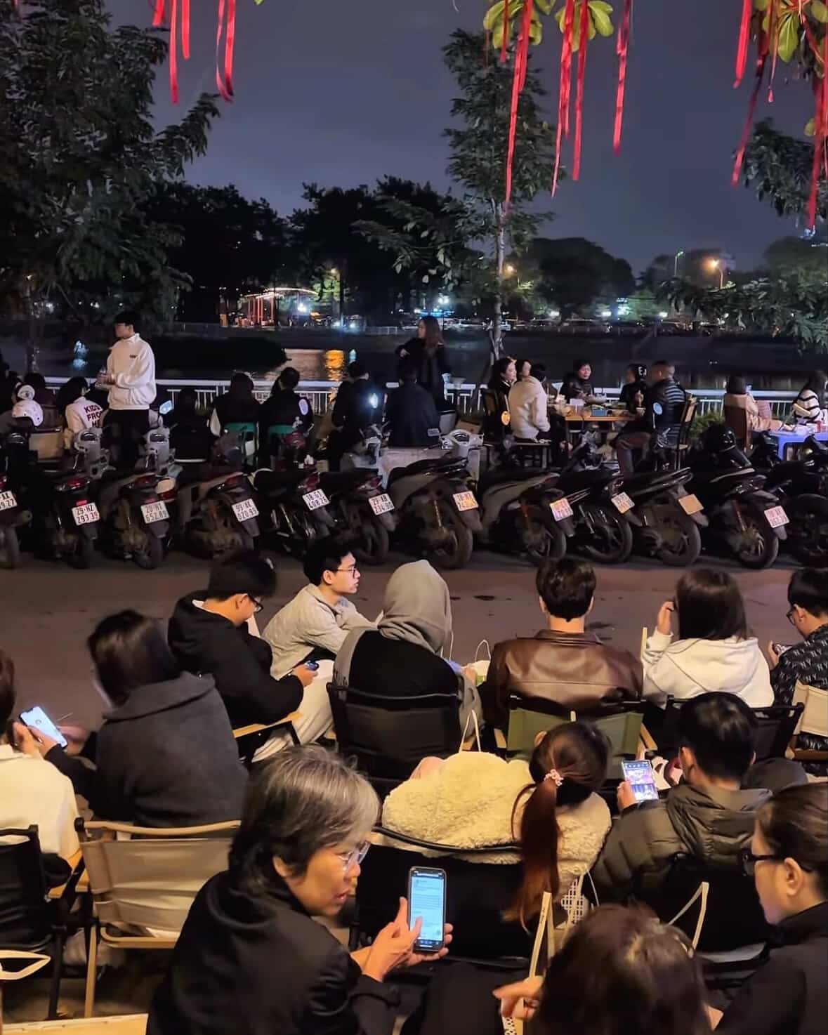 Tết Dương lịch “ăn nên làm ra”: Quán cafe, photobooth, thời trang doanh thu tăng 2-3 lần, xe ôm công nghệ kiếm 1,5 triệu/5 tiếng- Ảnh 1. Tết Dương lịch “ăn nên làm ra”: Quán cafe, photobooth, thời trang doanh thu tăng 2-3 lần, xe ôm công nghệ kiếm 1,5 triệu/5 tiếng- Ảnh 1.