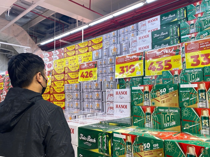 Bia Tết 2026 khuyến mãi hấp dẫn nhưng vẫn ế khách trong mùa lễ hội - Ảnh 1. Bia Tết 2026 khuyến mãi hấp dẫn nhưng vẫn ế khách trong mùa lễ hội - Ảnh 1.