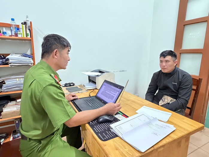 Tý hai lầu tấn công tài xế taxi khi đang lái xe gây bức xúc dư luận - Ảnh 1. Tý hai lầu tấn công tài xế taxi khi đang lái xe gây bức xúc dư luận - Ảnh 1.