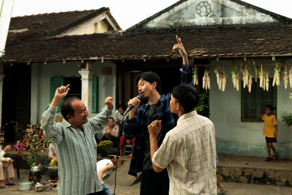 MV Tết 2026 của Đen: Nỗi lòng cha mẹ và tình yêu gia đình thầm lặng - Ảnh 2. MV Tết 2026 của Đen: Nỗi lòng cha mẹ và tình yêu gia đình thầm lặng - Ảnh 2.