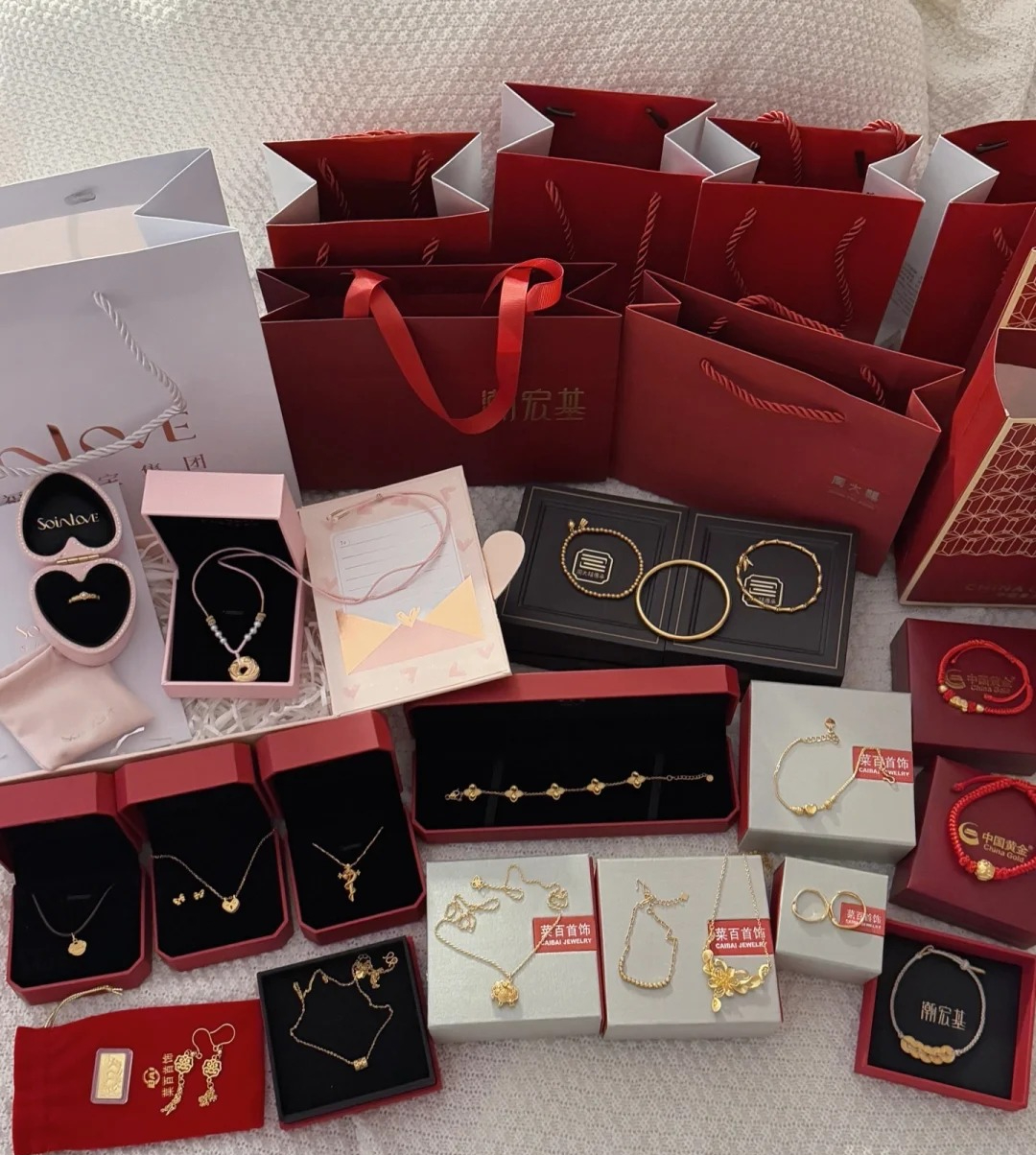 Người đàn ông có 5,95 tỷ đồng trong 10 phút nhờ bán 28 món vàng mua tặng vợ trong 15 năm- Ảnh 1.