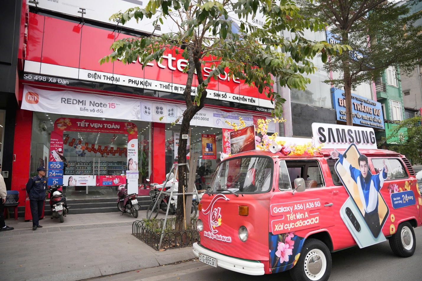 Xe đầy ắp - Quà dư dả của Viettel Store - Samsung nổi bật phố phường - Ảnh 2. Xe đầy ắp - Quà dư dả của Viettel Store - Samsung nổi bật phố phường - Ảnh 2.