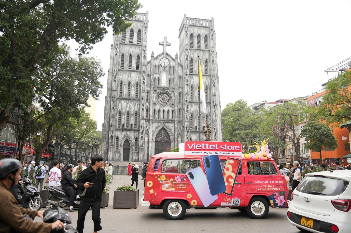 Xe đầy ắp - Quà dư dả của Viettel Store - Samsung nổi bật phố phường - Ảnh 3. Xe đầy ắp - Quà dư dả của Viettel Store - Samsung nổi bật phố phường - Ảnh 3.