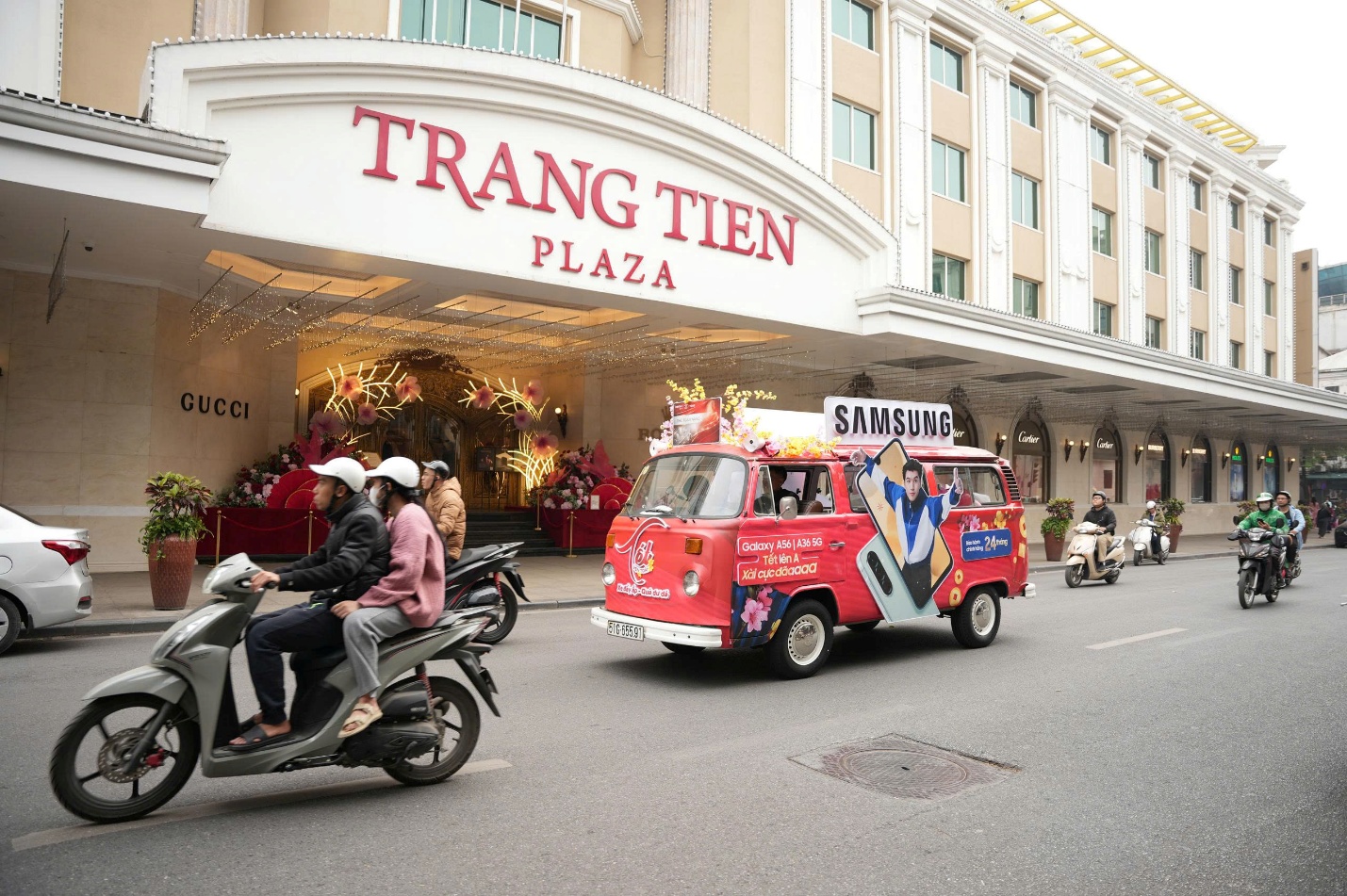 Xe đầy ắp - Quà dư dả của Viettel Store - Samsung nổi bật phố phường - Ảnh 4. Xe đầy ắp - Quà dư dả của Viettel Store - Samsung nổi bật phố phường - Ảnh 4.