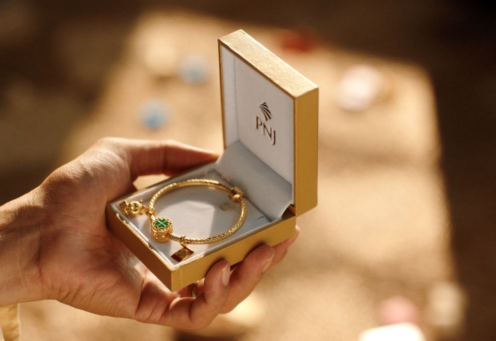 MV Tết 2026 của Đen: Nỗi lòng cha mẹ và tình yêu gia đình thầm lặng - Ảnh 4. MV Tết 2026 của Đen: Nỗi lòng cha mẹ và tình yêu gia đình thầm lặng - Ảnh 4.