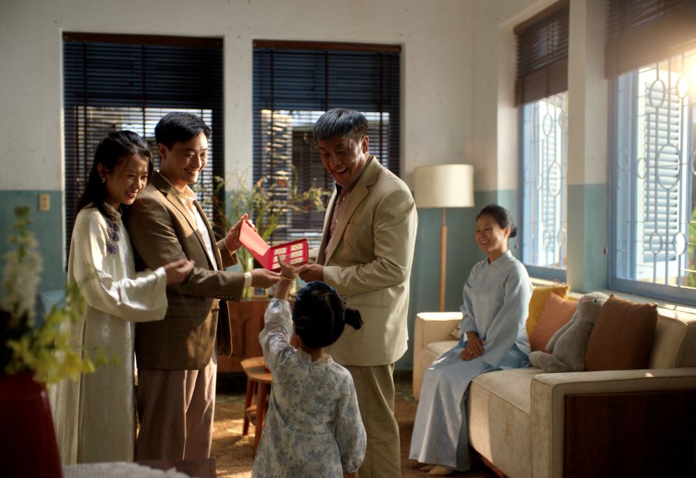 MV Tết 2026 của Đen: Nỗi lòng cha mẹ và tình yêu gia đình thầm lặng - Ảnh 3. MV Tết 2026 của Đen: Nỗi lòng cha mẹ và tình yêu gia đình thầm lặng - Ảnh 3.