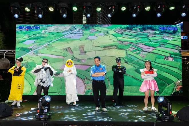 Hoá “Táo Quân”, trình diễn như sao hạng A trong tiệc tất niên công ty- Ảnh 14.