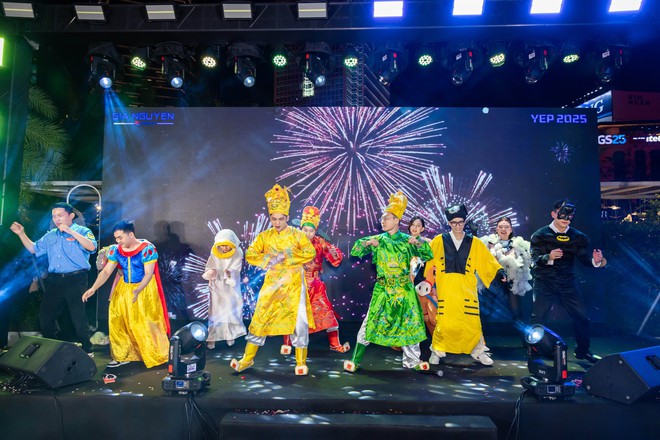 Hoá “Táo Quân”, trình diễn như sao hạng A trong tiệc tất niên công ty- Ảnh 17.