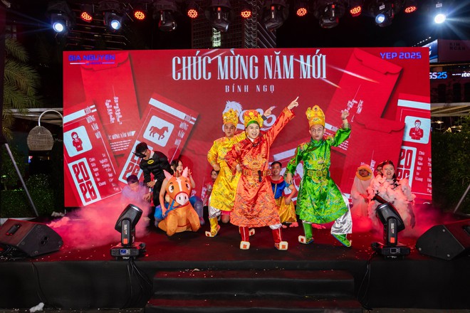 Hoá “Táo Quân”, trình diễn như sao hạng A trong tiệc tất niên công ty- Ảnh 16.