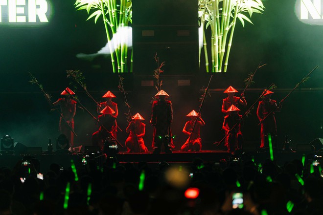 Hoá “Táo Quân”, trình diễn như sao hạng A trong tiệc tất niên công ty- Ảnh 7.