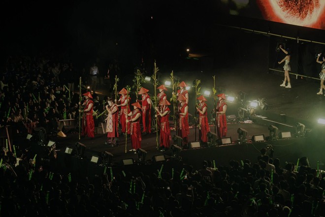 Hoá “Táo Quân”, trình diễn như sao hạng A trong tiệc tất niên công ty- Ảnh 5.