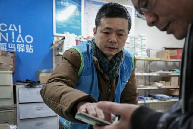 Giảng viên đại học 25 năm kinh nghiệm nghỉ việc đi làm shipper, làm việc cả lúc nửa đêm- Ảnh 1.