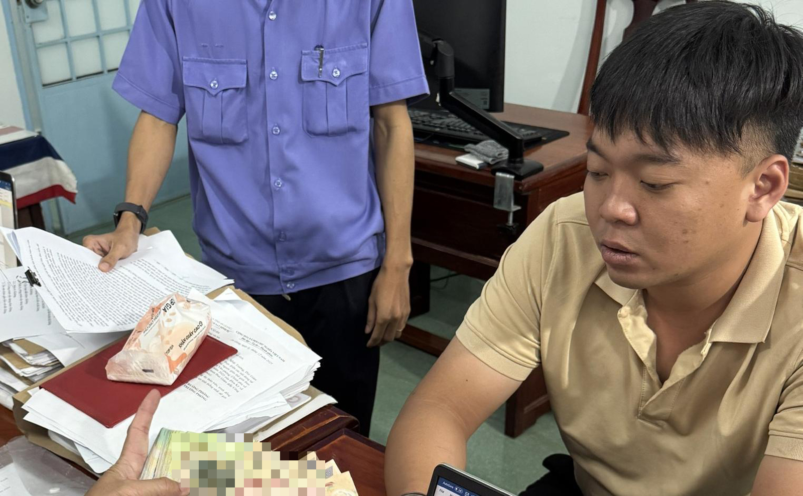 Bắt thư ký tòa án An Giang lừa tiền “ chạy án ” bị cáo gây chấn động năm 2026 - Ảnh 1. Bắt thư ký tòa án An Giang lừa tiền “ chạy án ” bị cáo gây chấn động năm 2026 - Ảnh 1.