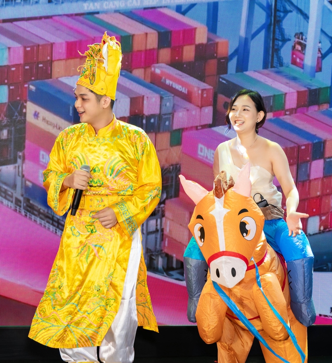 Hoá “Táo Quân”, trình diễn như sao hạng A trong tiệc tất niên công ty- Ảnh 11.