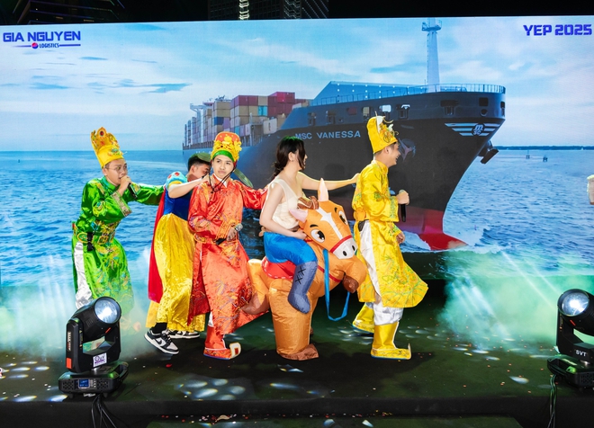 Hoá “Táo Quân”, trình diễn như sao hạng A trong tiệc tất niên công ty- Ảnh 13.