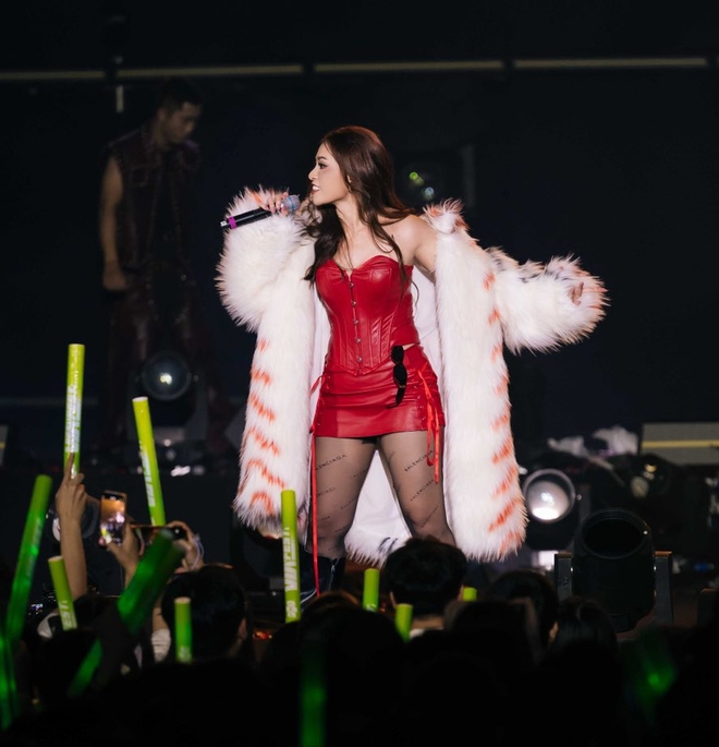 Hoá “Táo Quân”, trình diễn như sao hạng A trong tiệc tất niên công ty- Ảnh 1.