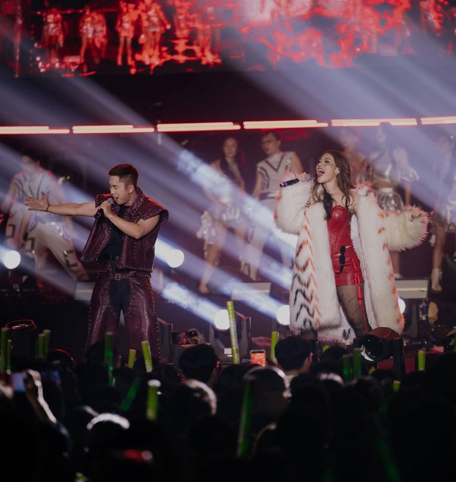 Hoá “Táo Quân”, trình diễn như sao hạng A trong tiệc tất niên công ty- Ảnh 2.