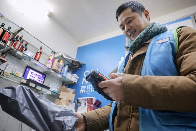 Giảng viên đại học 25 năm kinh nghiệm nghỉ việc đi làm shipper, làm việc cả lúc nửa đêm- Ảnh 2.