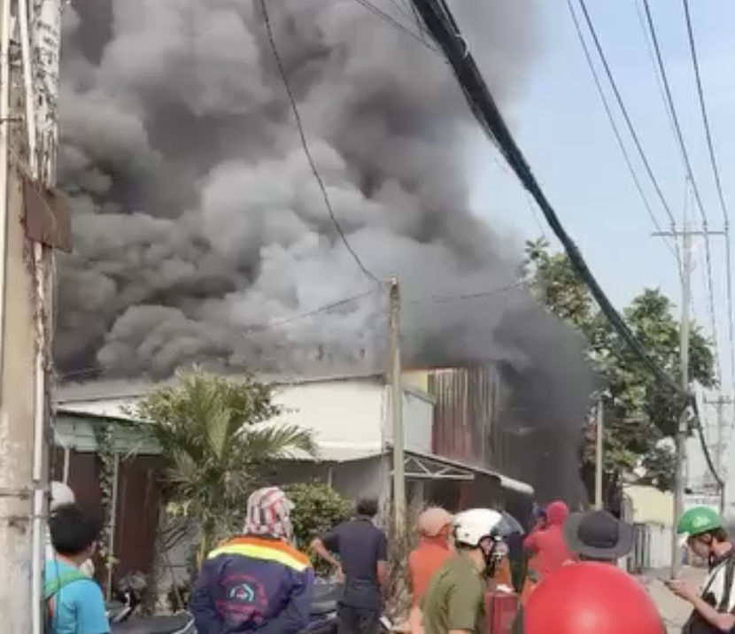Cháy nhà dân ở TPHCM gây hoang mang , khói đen bao trùm khu vực Củ Chi - Ảnh 1. Cháy nhà dân ở TPHCM gây hoang mang , khói đen bao trùm khu vực Củ Chi - Ảnh 1.
